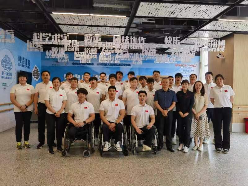 中国残奥冰球队出征世锦赛